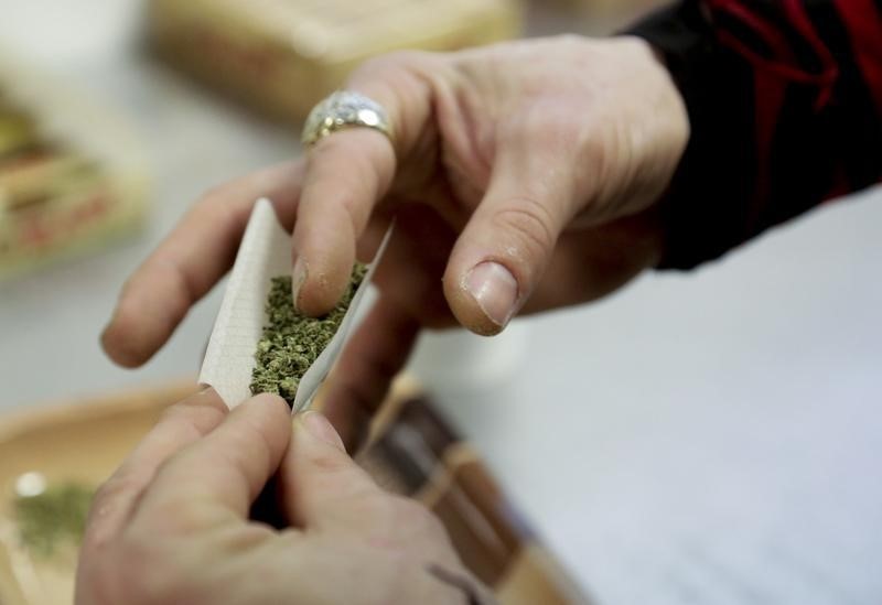 © Reuters. A participant practices rolling a joint at the Cannabis Carnivalus 4/20 event in Seattle