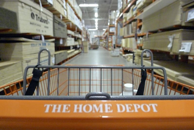 © Reuters. A shopping cart is seen in a Home Depot location in Niles