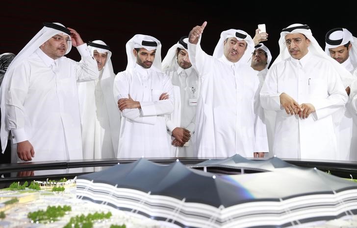 © Reuters. Dirigentes do comitê organizador da Copa do Mundo de 2022 no Qatar em frente uma maquete de estádio para o mundial