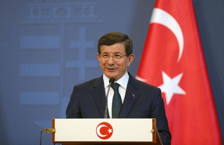 © Reuters. داود أوغلو: تركيا مارست "حقوقها الدولية" في عملية ضريح سليمان شاه