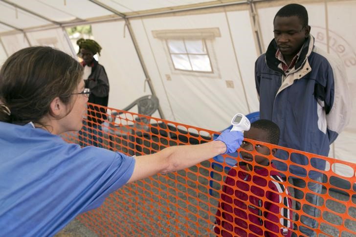 © Reuters. المطالبة بتعميم عقار في غينيا خفض حالات الوفاة بالايبولا الى النصف
