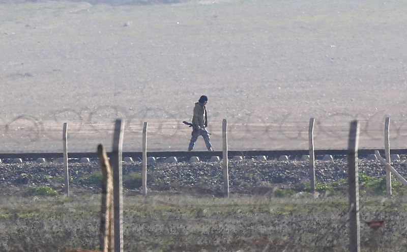 © Reuters. Homem armado tido como militante do Estado Islâmico, perto da cidade síria de Tal Abyard
