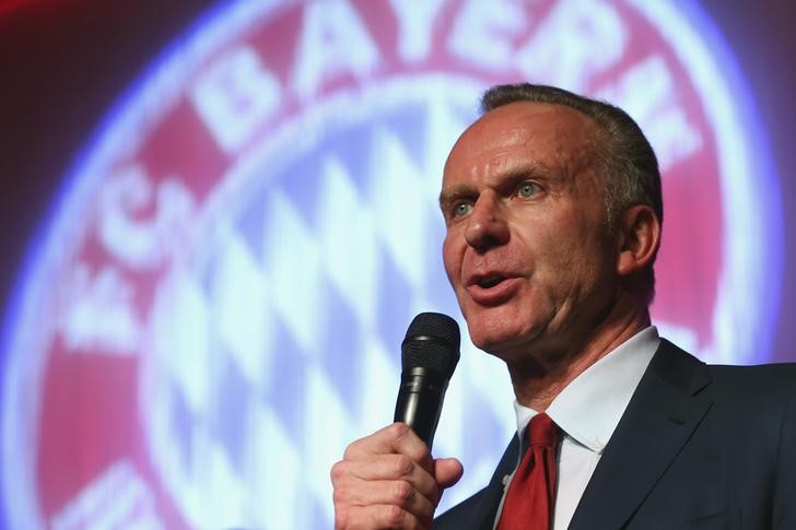 © Reuters. Bayern Munich CEO Rummenigge speaks at the team's after-match party in Berlin