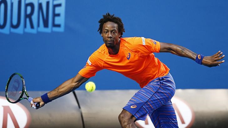 © Reuters. Gael Monfils of France prepares to hit a return against Jerzy Janowicz of Poland during their men's singles second round match at the Australian Open 2015 tennis tournament in Melbourne