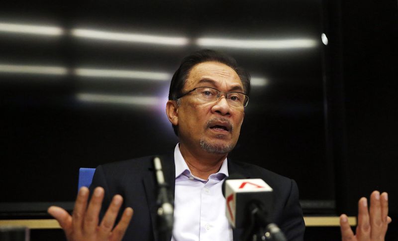 © Reuters. Malaysia's opposition leader Anwar Ibrahim speaks to the media ahead of the verdict in his final appeal against a conviction for sodomy in Kuala Lumpur