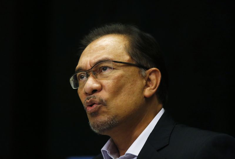 © Reuters. Malaysia's opposition leader Anwar Ibrahim speaks to the media ahead of the verdict in his final appeal against a conviction for sodomy in Kuala Lumpur