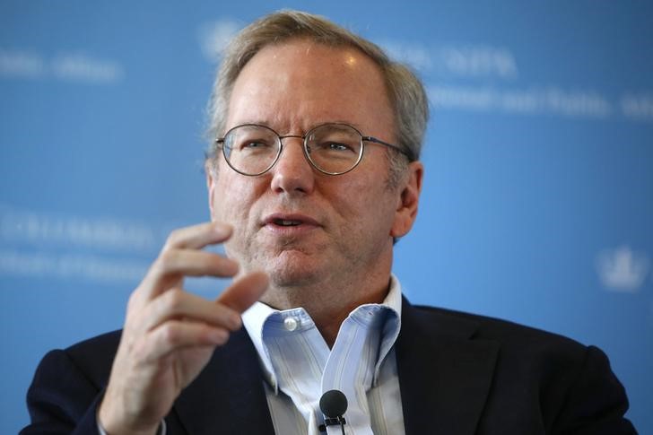 © Reuters. Google Executive Chairman Eric Schmidt speaks on book "How Google Works" at Columbia University in New York