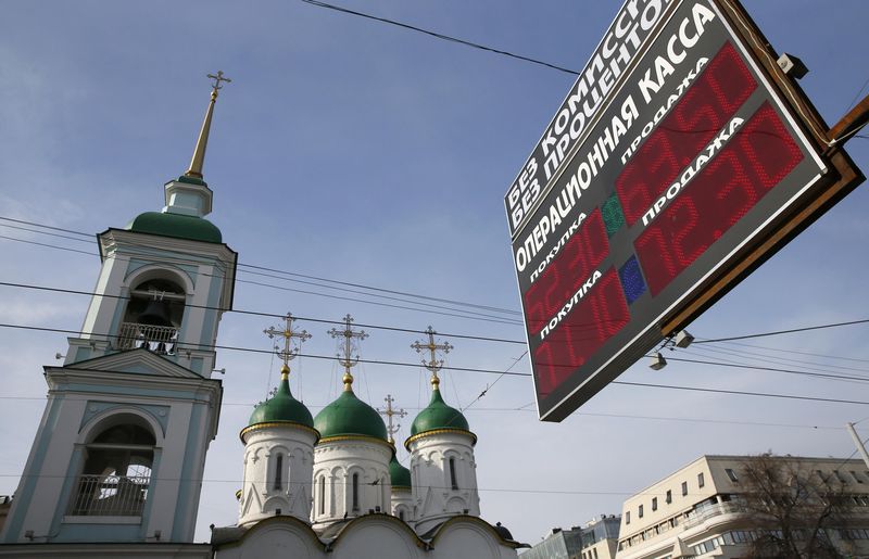 © Reuters. Вывеска пункта обмена валюты в Москве 