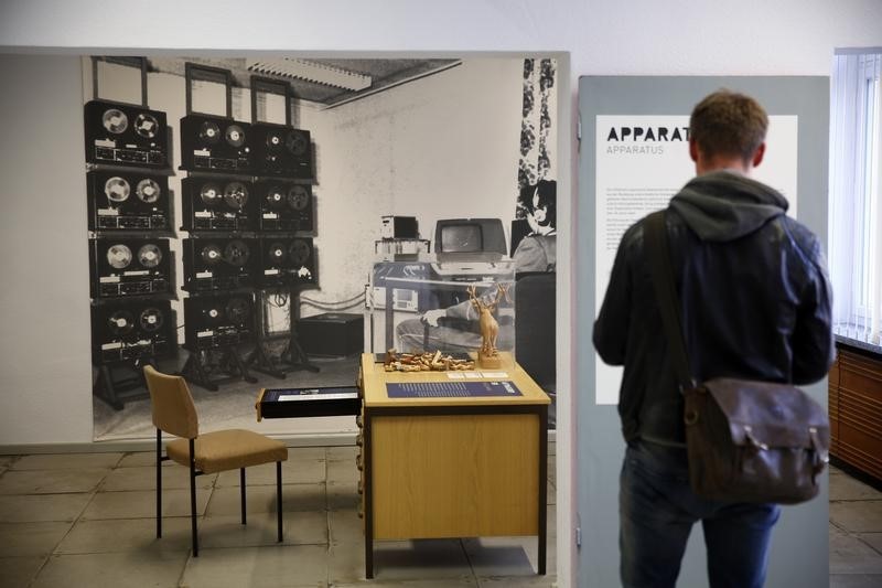 © Reuters. Visitante no museu da Stasi, em Berlim