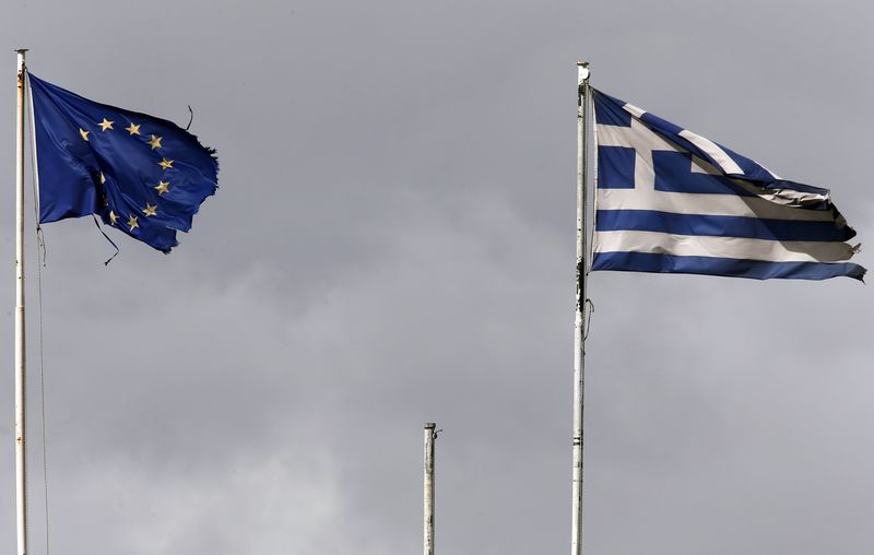 © Reuters. Bandeiras da União Europeia (à esquerda) e da Grécia na região central de Atenas