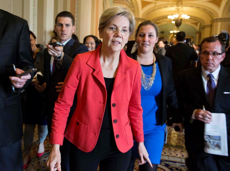 © Reuters. U.S. Senator Warren walks after leadership elections for the Congress in Washington