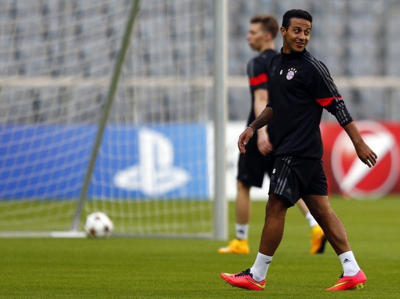 © Reuters. Thiago Alcántara vuelve a los entrenamientos tras su lesión