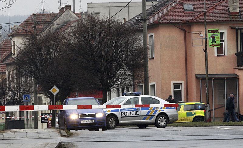 © Reuters. Полицейский автомобиль недалеко от ресторана, в котором была открыта стрельба, в городе Угерски-Брод