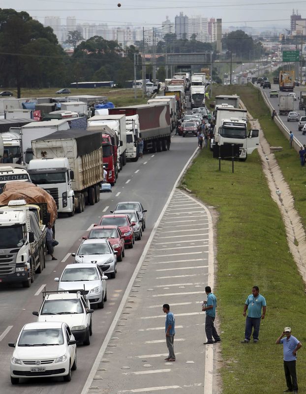 © Reuters. Caminhoneiros bloqueiam parte da BR-116 em Curitiba