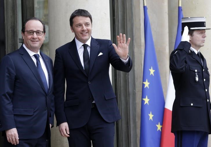 © Reuters. French President Hollande welcomes Italy's Prime Minister Renzi at the Elysee Palace before a meeting in Paris