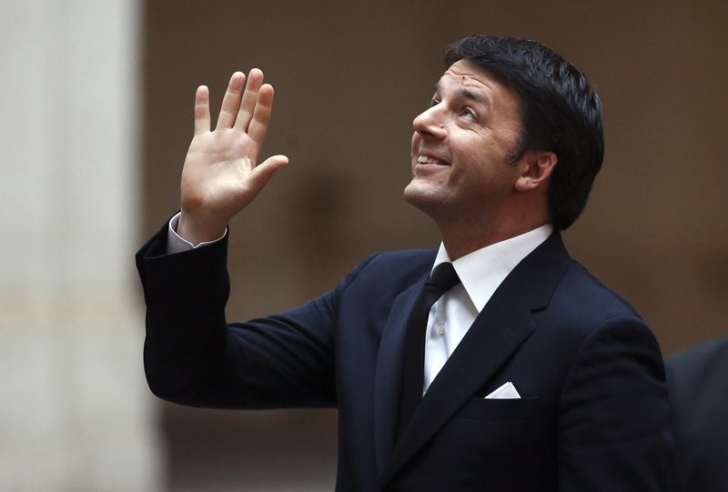 © Reuters. Italian Prime Minister Matteo Renzi waves as he waits for the arrival of his Greek counterpart Alexis Tsipras at Chigi palace in Rome