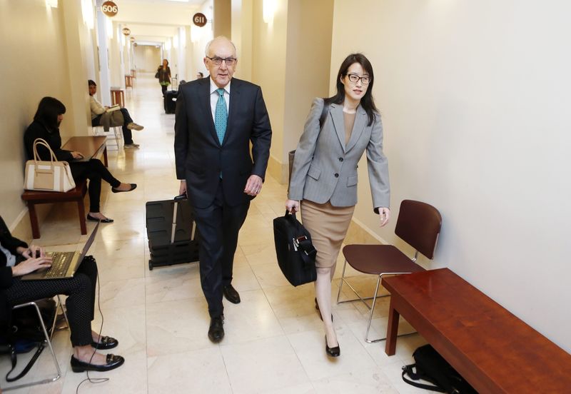 © Reuters. Ellen Pao and attorney Alan Axelrod walk to their courtroom before the start of her trial at San Francisco Superior Court in San Francisco