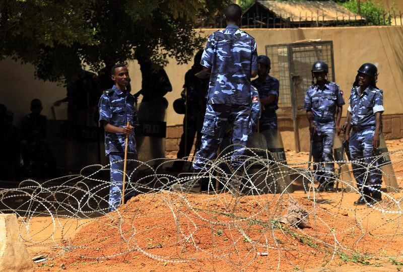 © Reuters. الشرطة السودانية تستخدم الغاز المسيل للدموع والهراوات لتفريق مظاهرة