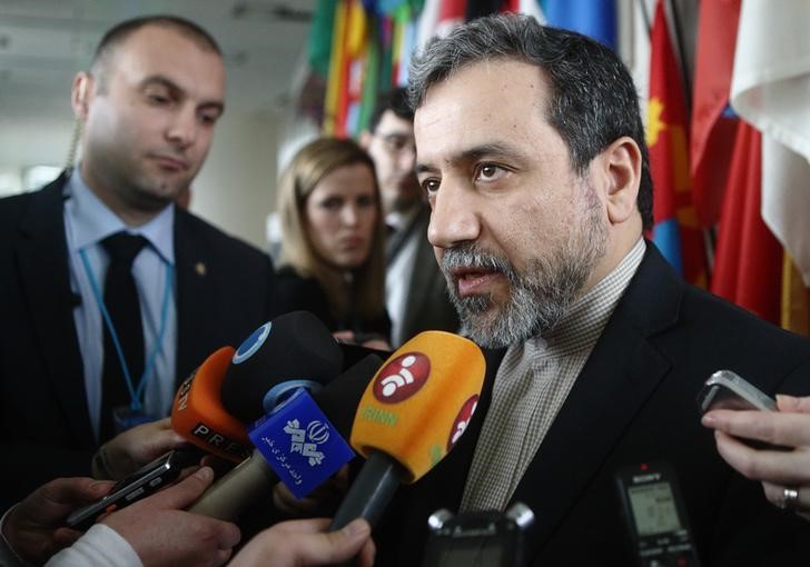 © Reuters. Iran's chief nuclear negotiator Araghchi talks to the media after meeting IAEA Director General Amano at the IAEA headquarters in Vienna