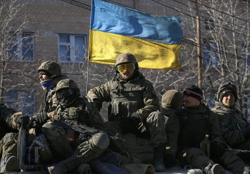 © Reuters. Militares ucranianos fazem patrulha em Artemivsk