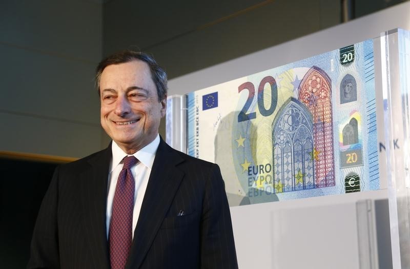 © Reuters. منطقة اليورو توافق على تمديد برنامج الإنقاذ المالي لليونان