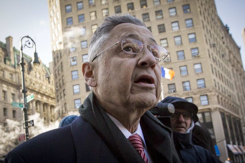 © Reuters. Former New York Assembly speaker Sheldon Silver arrives for his arraignment hearing, at the U.S. Federal Courthouse in the Manhattan borough of New York