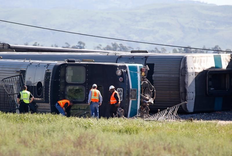 © Reuters. الشاحنة التي صدمها قطار في كاليفورنيا ربما تعطلت على القضبان