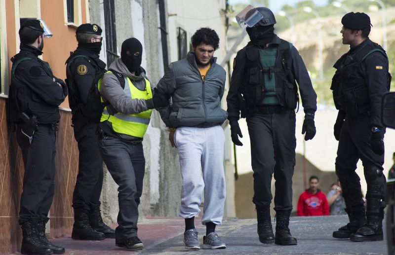 © Reuters. اسبانيا تعتقل اربعة يشتبه في تجنيدهم مسلمين لجماعات عنف