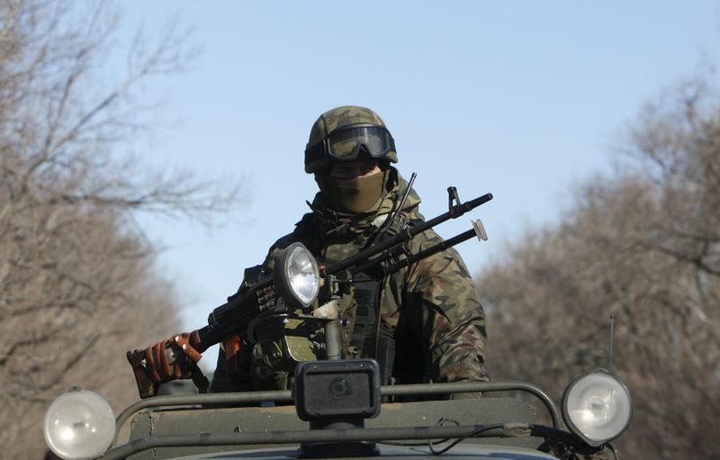 © Reuters. Membro das Forças Armadas da Ucrânia patrulha na região de Donetsk