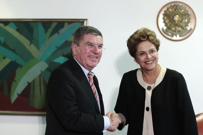 © Reuters. Presidente Dilma Rousseff cumprimenta presidente do Comitê Olínpico Internacional (COI), Thomas Bach, em Brasília