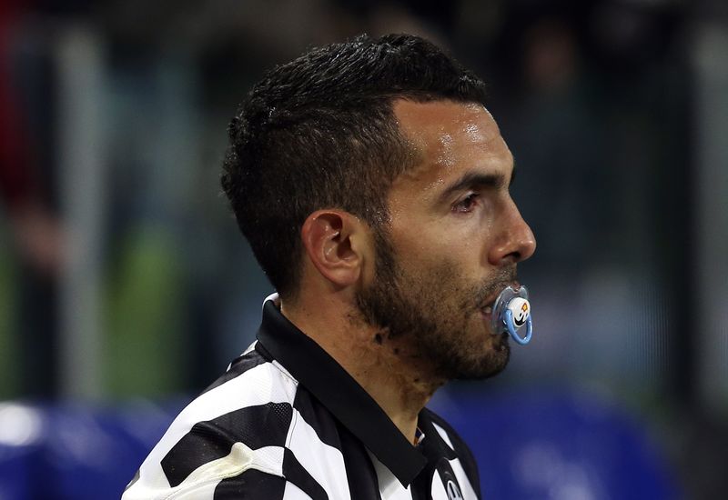 © Reuters. Carlos Tevesz, da Juventus, usa chupeta após marcar gol contra o Borussia Dortmund pela Liga dos Campeões, em Turim