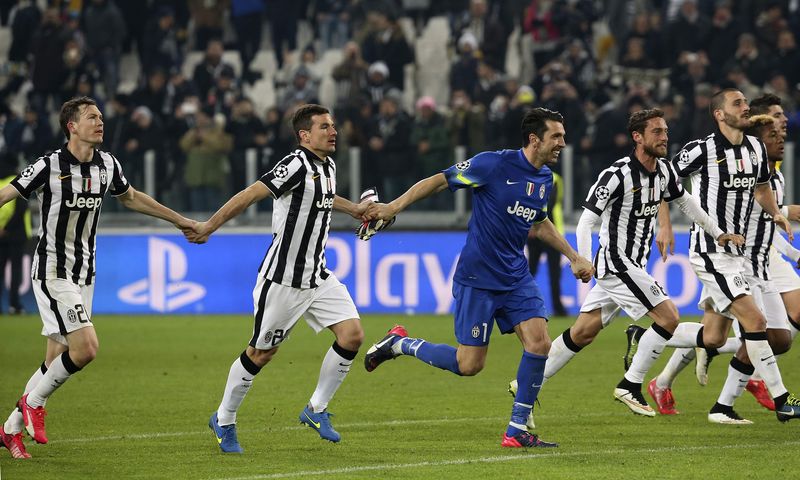 © Reuters. Juventus' players celebrate after defeating Borussia Dortmund during their Champions League round of 16 first leg soccer match at the Juventus stadium in Turin