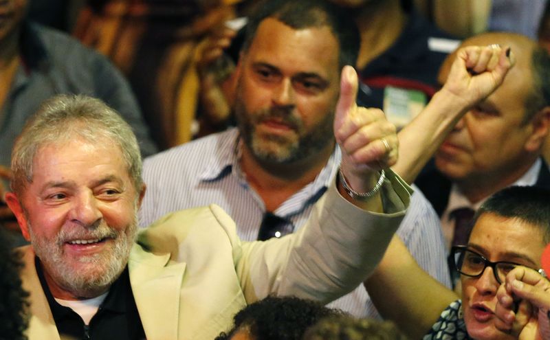 © Reuters. Lula participa de ato em apoio à Petrobras