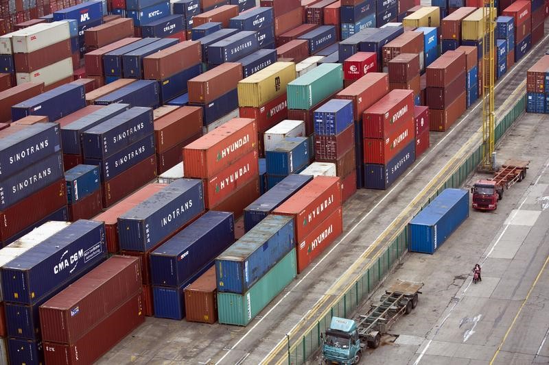 © Reuters. Containers are seen at a port of Shanghai Free Trade Zone