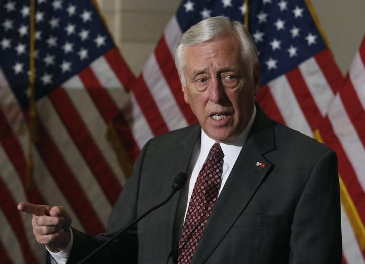 © Reuters. U.S. Representative Steny Hoyer (D-MD) talks to the media on Obamacare following a Caucus meeting on Capitol Hill in Washington