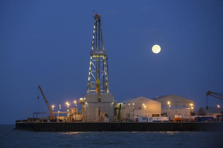 © Reuters. Нефтяная вышка на месторождении Кашаган в Каспийском море