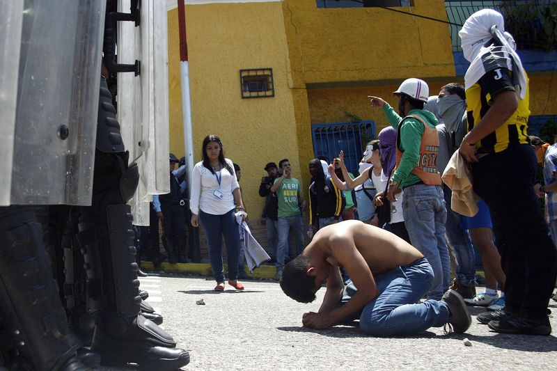 © Reuters. Muere un estudiante durante una protesta antigubernamental en Venezuela