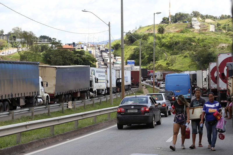 © Reuters. Una huelga de camioneros en Brasil afecta a los suministros de combustibles
