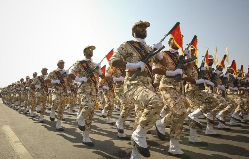 © Reuters. Members of Iranian revolutionary guard march during parade to commemorate anniversary of Iran-Iraq war, in Tehran