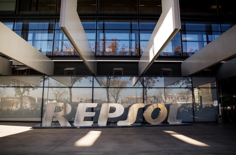 © Reuters. Competencia multa con 20 millones a Repsol, que recurrirá