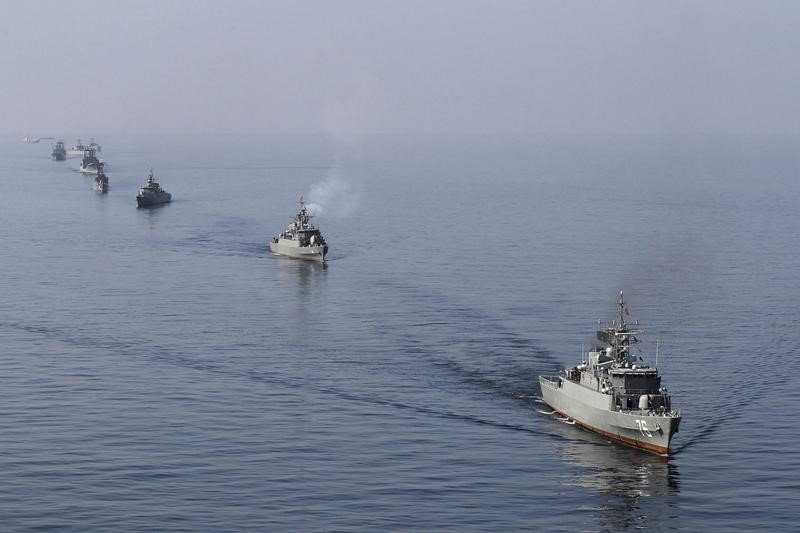 © Reuters. إيران تجري مناورات عسكرية شملت التدرب على إصابة نموذج لسفينة أمريكية
