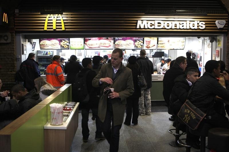 © Reuters. Customers are served at a Mcdonald's fast food restaurant in London