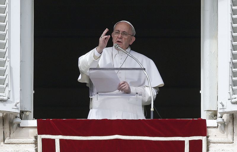 © Reuters. Pope Francis blesses as he leads the Angelus prayer from the window of the Apostolic palace in Saint Peter's Square at the Vatican