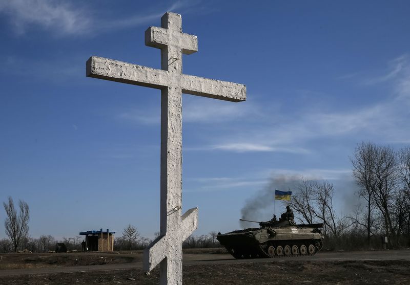 © Reuters. A member of the Ukrainian armed forces rides a military vehicle near Artemivsk, eastern Ukraine