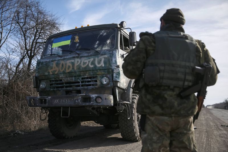 © Reuters. Veículo militar das Forças Armadas ucranianas vistas perto de Artemivsk