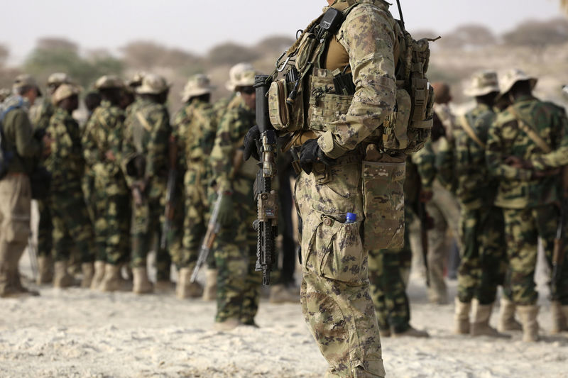 © Reuters. A U.S. special forces soldier stands in front of Chadian soldiers during Flintlock 2015, an American-led military exercise, in Mao