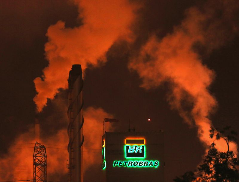 © Reuters. Logotipo da Petrobras visto em refinaria em Cubatão