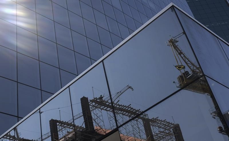 © Reuters. Reflexo de um canteiro de obras nos vidros de um prédio comercial em São Paulo