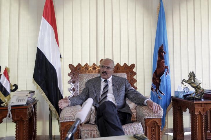 © Reuters. Yemen's former President Ali Abdullah Saleh talks during an interview with Reuters in Sanaa