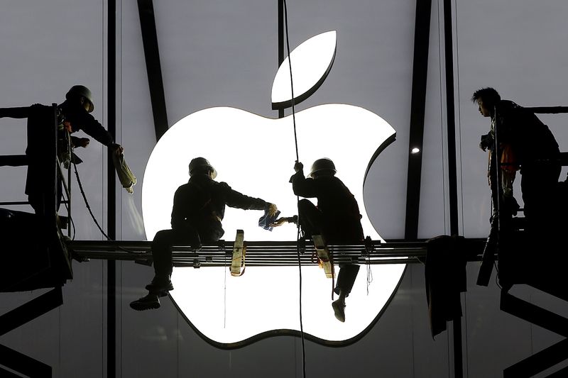 © Reuters. File photo of workers preparing for the opening of an Apple store in Hangzhou